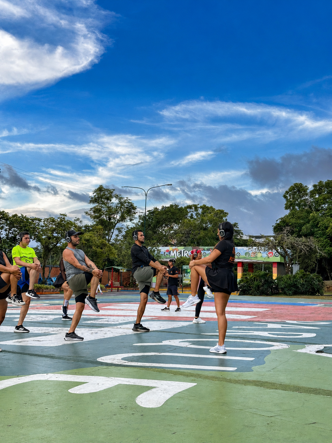 Instructora liderando una clase de bailoterapia inmersiva RITMO